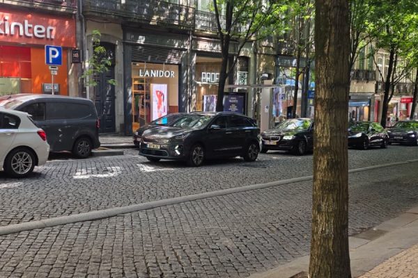 Escritório Rua do Ateneu Comercial do Porto – Poss. A.L.
